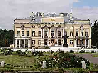  モスクワ:  ロシア:  
 
 Alexandrinsky Palace, Neskuchny garden